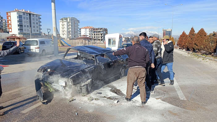 karamanda-feci-kaza-23-yasindaki-genc-otomobiliyle-takla-atti