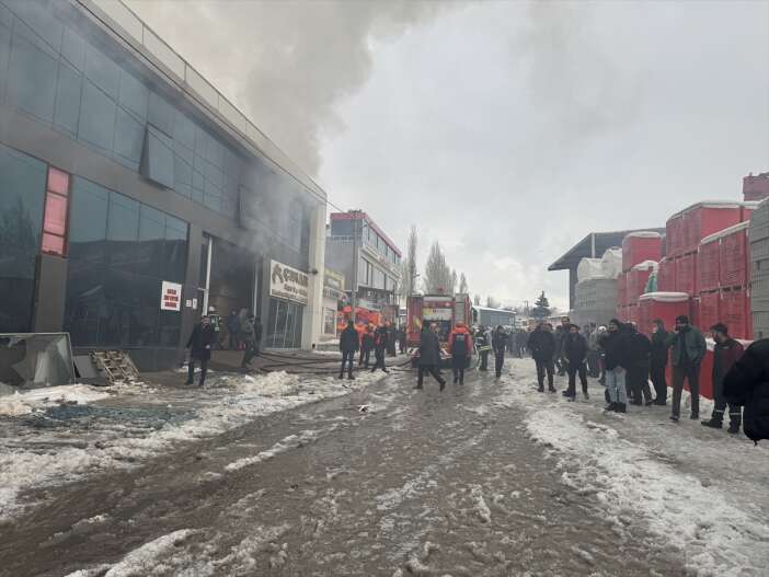 keresteciler-sanayisinde-patlama-sonrasi-buyuk-yangin