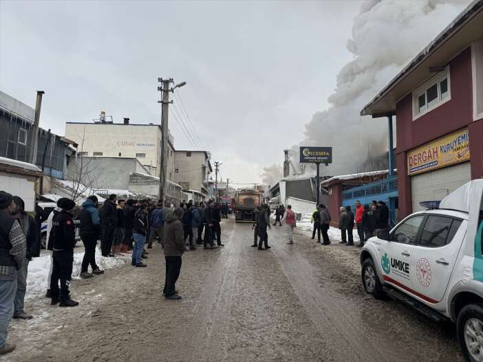 keresteciler-sanayisinde-patlama-sonrasi-buyuk-yangin