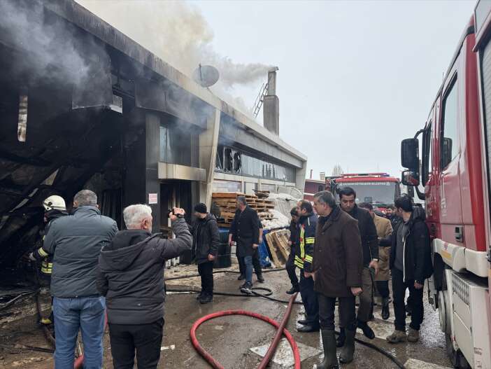 keresteciler-sanayisinde-patlama-sonrasi-buyuk-yangin