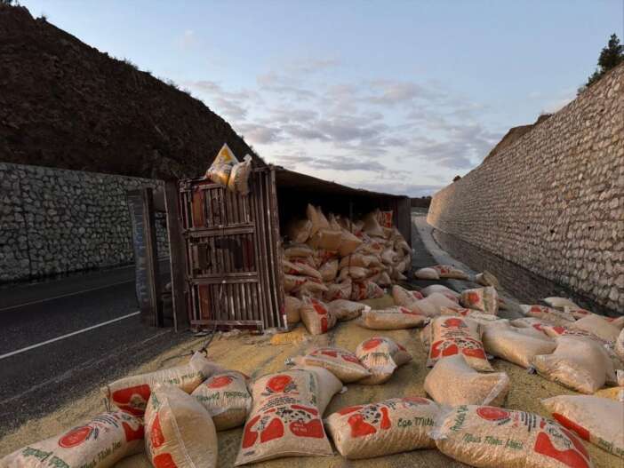 konya-yolunda-trafigi-durduran-kaza-tir-devrildi-2-yarali-var