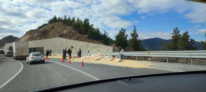 konya-yolunda-trafigi-durduran-kaza-tir-devrildi-2-yarali-var