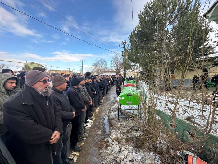 konyadaki-aile-faciasinda-son-veda-oldurdugu-kardesi-ve-annesiyle-yan-yana-topraga-verildi