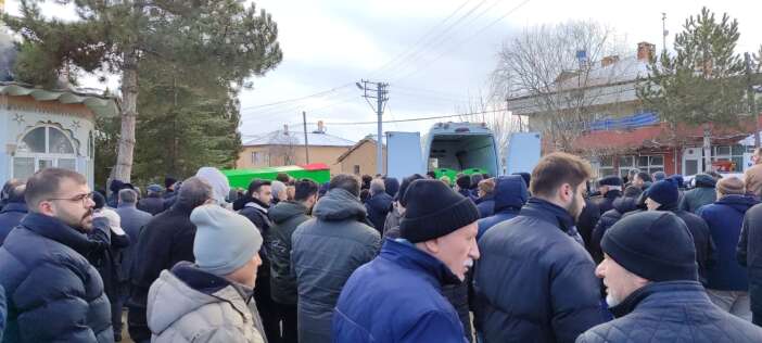 konyadaki-aile-faciasinda-son-veda-oldurdugu-kardesi-ve-annesiyle-yan-yana-topraga-verildi