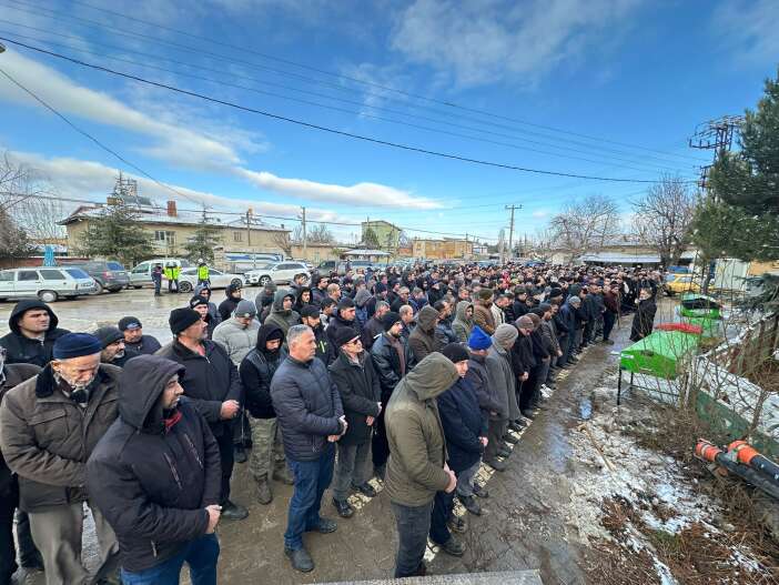 konyadaki-aile-faciasinda-son-veda-oldurdugu-kardesi-ve-annesiyle-yan-yana-topraga-verildi