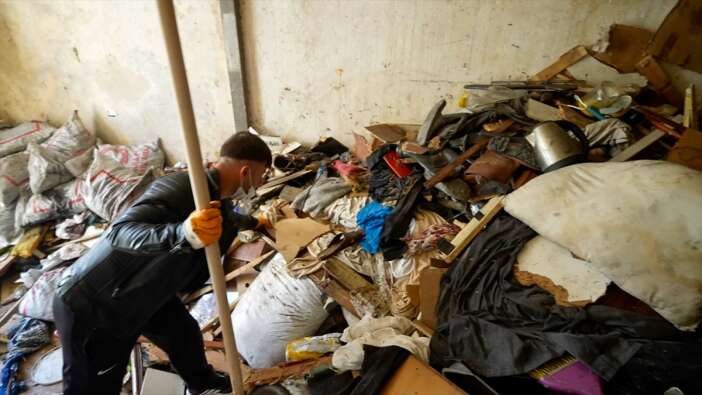 kotu-koku-sikayeti-gercegi-ortaya-cikardi-evden-168-ton-cop-cikti