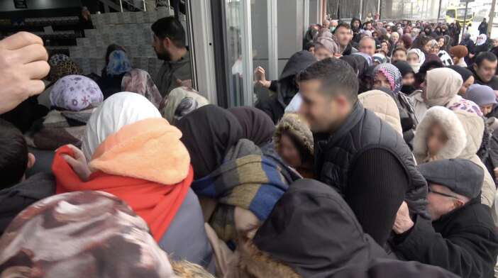 100-liralik-urun-icin-birbirlerini-ezdiler