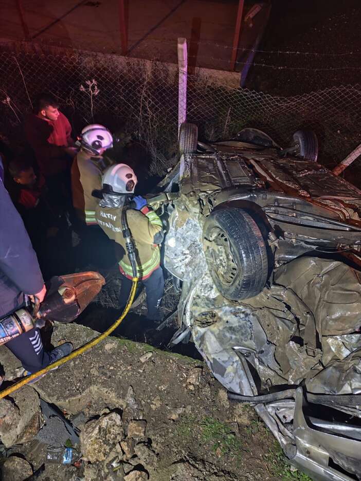 iki-otomobil-feci-sekilde-carpisti-2-olu-3-yarali-var