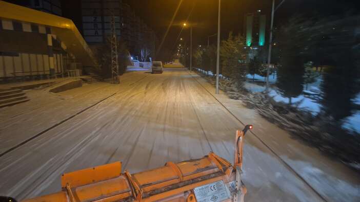 konyada-buzlanma-tehlikesi-belediye-ekipleri-calisiyor