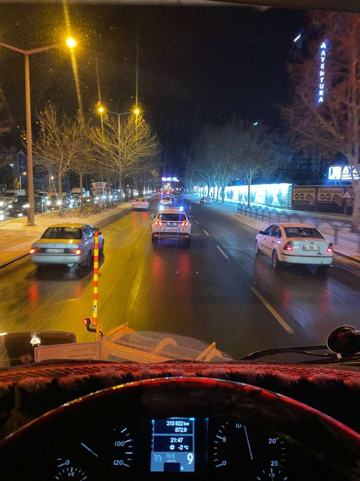 konyada-buzlanma-tehlikesi-belediye-ekipleri-calisiyor