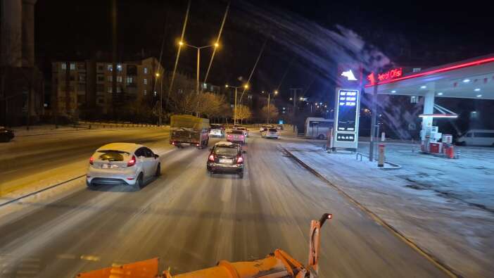 konyada-buzlanma-tehlikesi-belediye-ekipleri-calisiyor