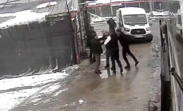 otobusteki-yolcu-tuvalete-gitmek-istedi-ortalik-savas-alanina-dondu