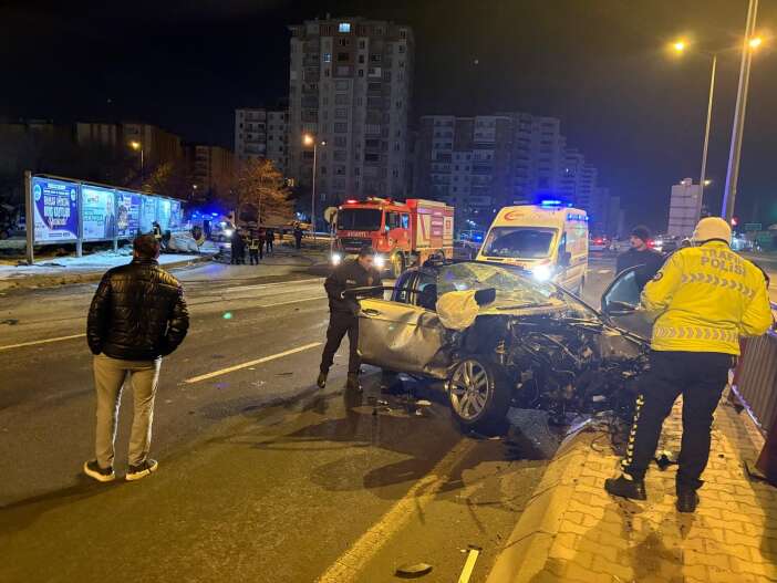 takla-atan-otomobil-alev-aldi-2si-agir-3-kisi-yaralandi