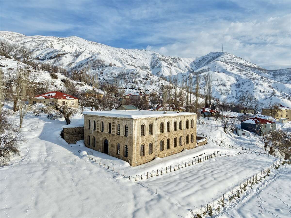 tarihi-yapilar-beyaza-burundu