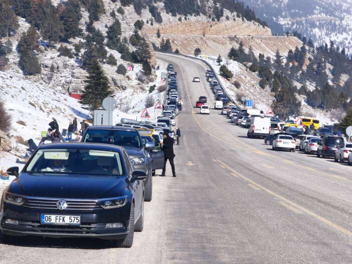 toroslarin-konya-antalya-yolundaki-zirvesinde-kar-soleni