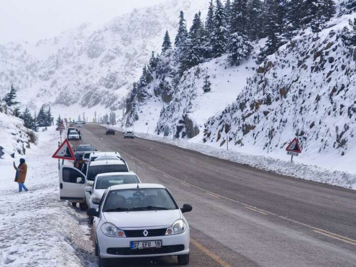 toroslarin-konya-antalya-yolundaki-zirvesinde-kar-soleni