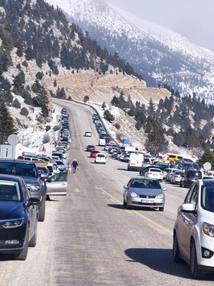 toroslarin-konya-antalya-yolundaki-zirvesinde-kar-soleni