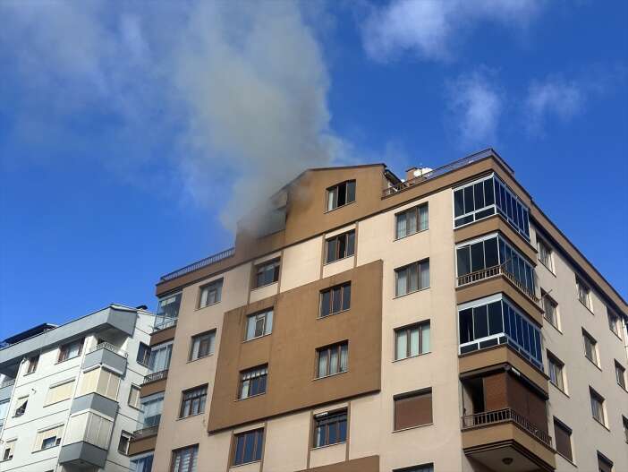 konya-akincilar-mahallesinde-9-katli-binada-yangin-panigi