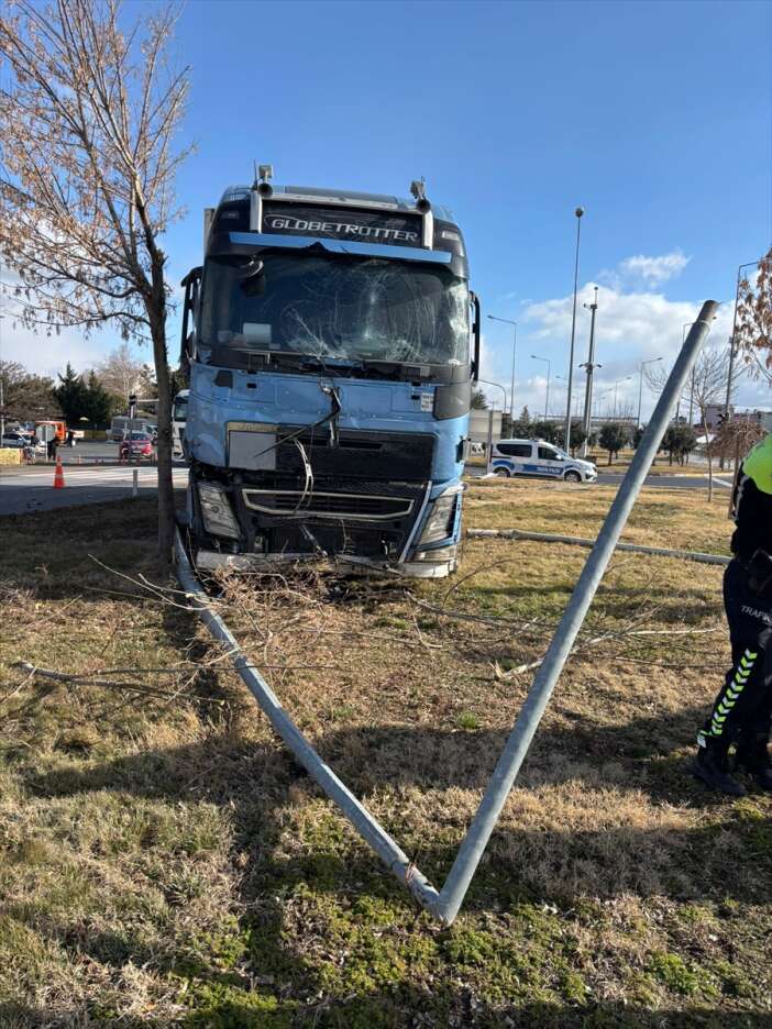 konyada-kamyon-otomobile-carpti-ismail-kok-hayatini-kaybetti