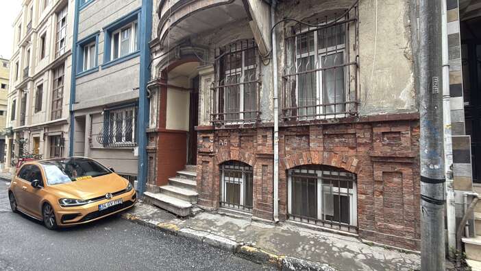 4-yil-once-turkiyeye-gelen-ingiliz-profesor-arkadasinin-evinde-olu-bulundu