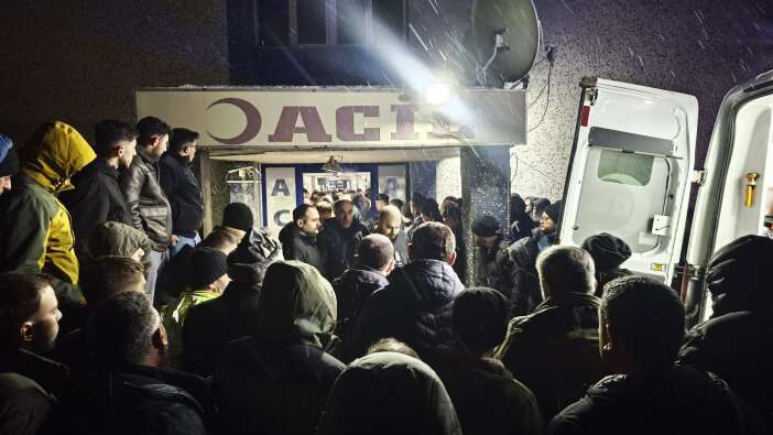 arac-ucuruma-yuvarlandi-doktor-kalbi-duran-surucu-icin-sedye-uzerinde-savas-verdi