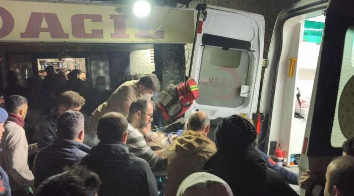 arac-ucuruma-yuvarlandi-doktor-kalbi-duran-surucu-icin-sedye-uzerinde-savas-verdi