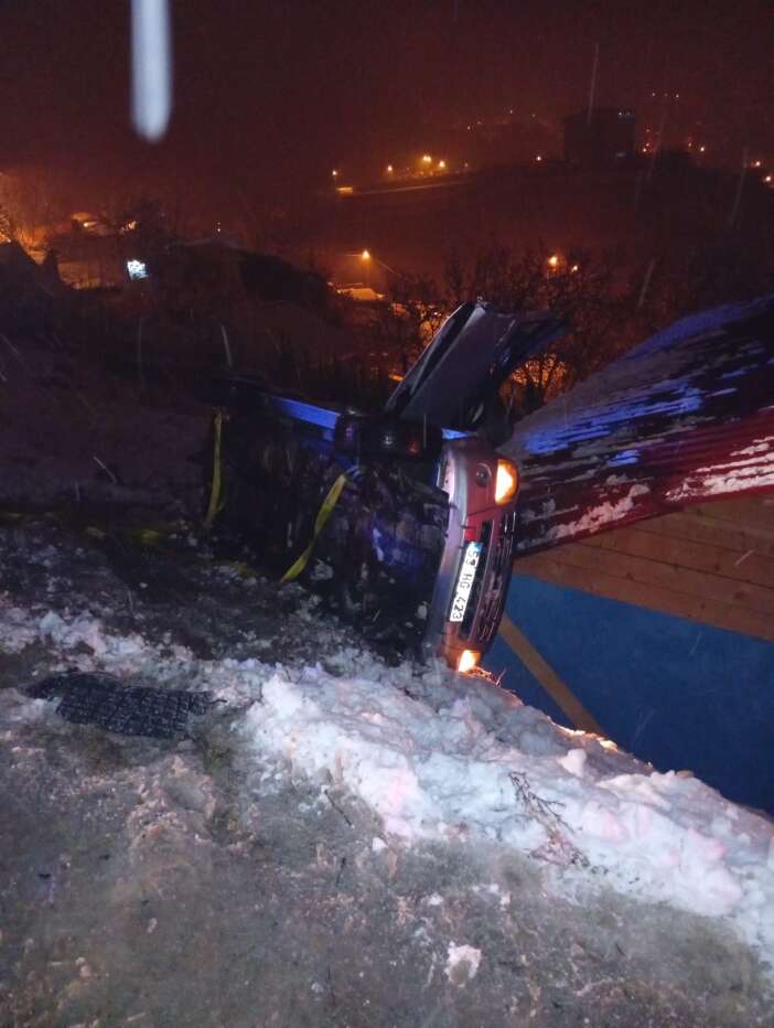 arac-ucuruma-yuvarlandi-doktor-kalbi-duran-surucu-icin-sedye-uzerinde-savas-verdi