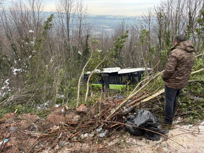 ici-yolcu-dolu-otobus-sarampole-yuvarlandi-cok-sayida-ekip-sevk-edildi