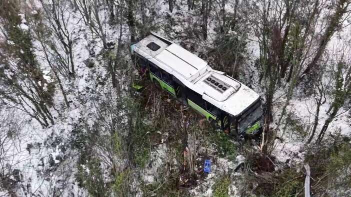 ici-yolcu-dolu-otobus-sarampole-yuvarlandi