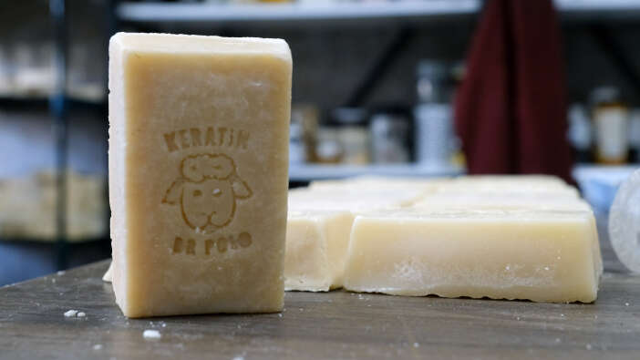 konyada-boylesi-gorulmedi-koyun-yununden-sabun-uretti