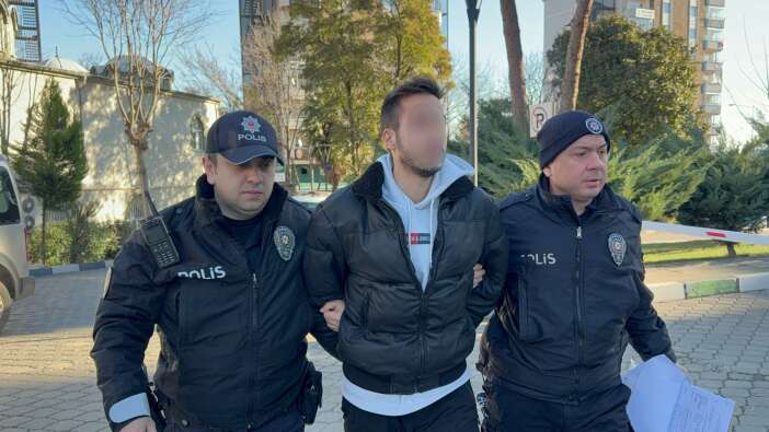 otobuste-dehset-anlari-lise-ogrencinin-boynuna-bicak-dayadi