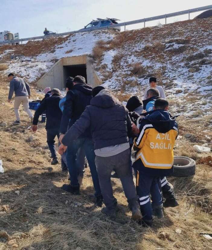 otomobil-sarampole-devrildi-genc-surucu-oldu-anne-ve-babasi-yarali