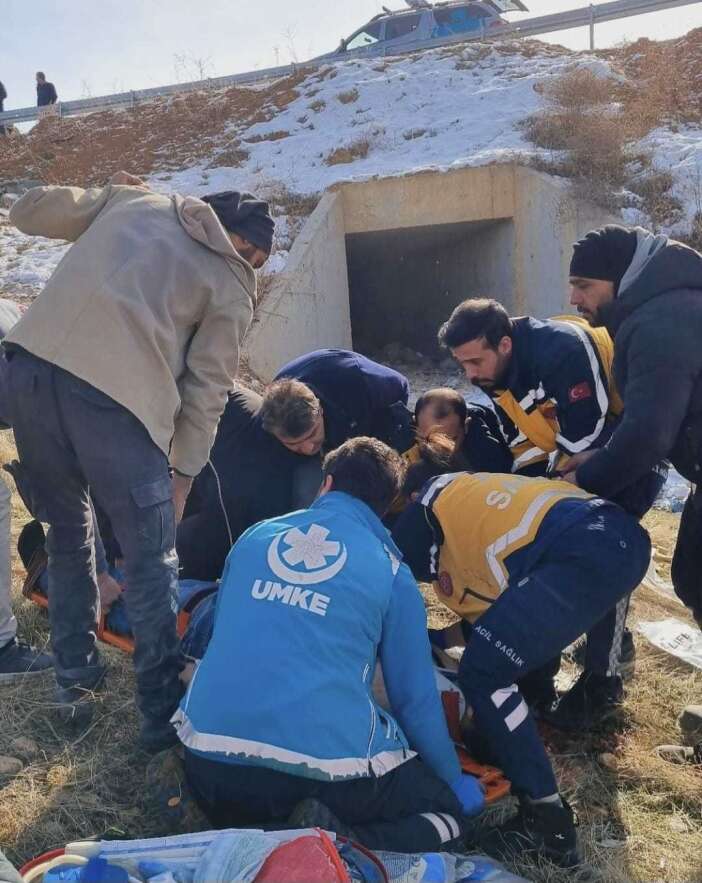 otomobil-sarampole-devrildi-genc-surucu-oldu-anne-ve-babasi-yarali