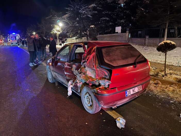 otomobille-carpisan-kamyonet-devrildi-4-yarali-var