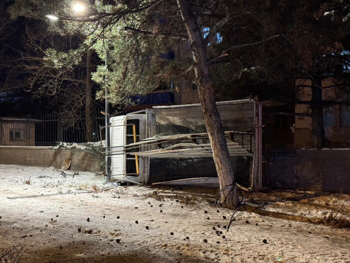 otomobille-carpisan-kamyonet-devrildi-4-yarali-var