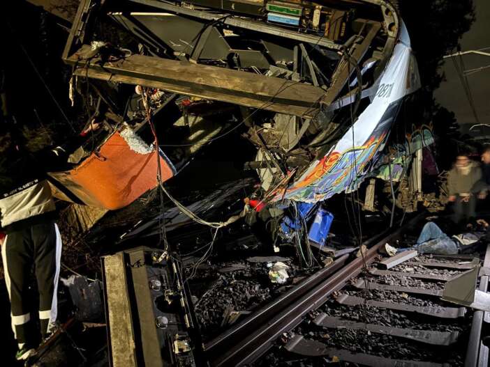 tren-raydan-cikti-1-makinist-oldu-37-yarali-var