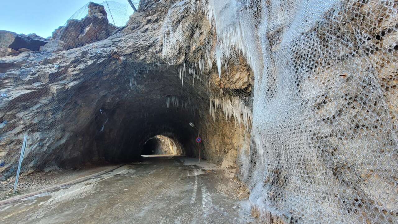 turkiyedeki-dunyanin-en-zorlu-yollarindan-biri-buz-tuttu