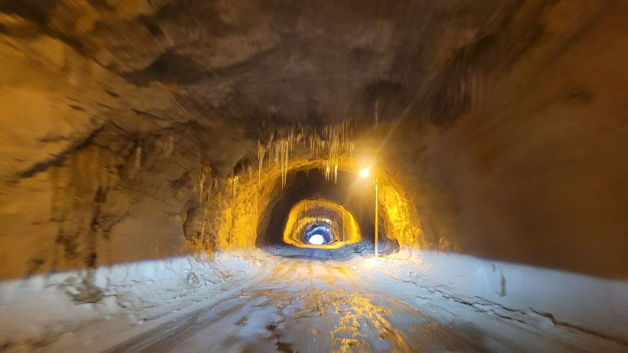 turkiyedeki-dunyanin-en-zorlu-yollarindan-biri-buz-tuttu