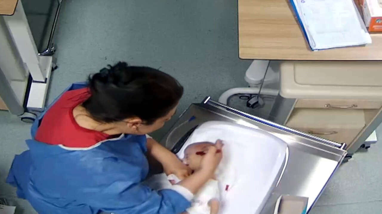 5-gunluk-bebege-hemsire-siddeti-kamerada-omur-boyu-engelli-kaldi