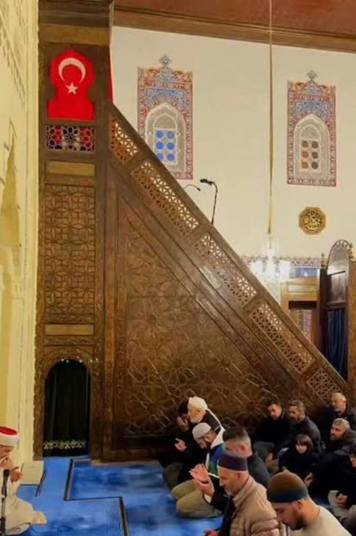 cuma-hutbesinde-minbere-turk-bayragi-asilsin