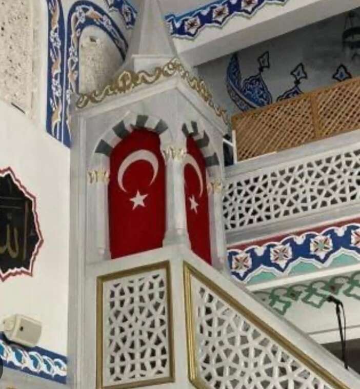 cuma-hutbesinde-minbere-turk-bayragi-asilsin
