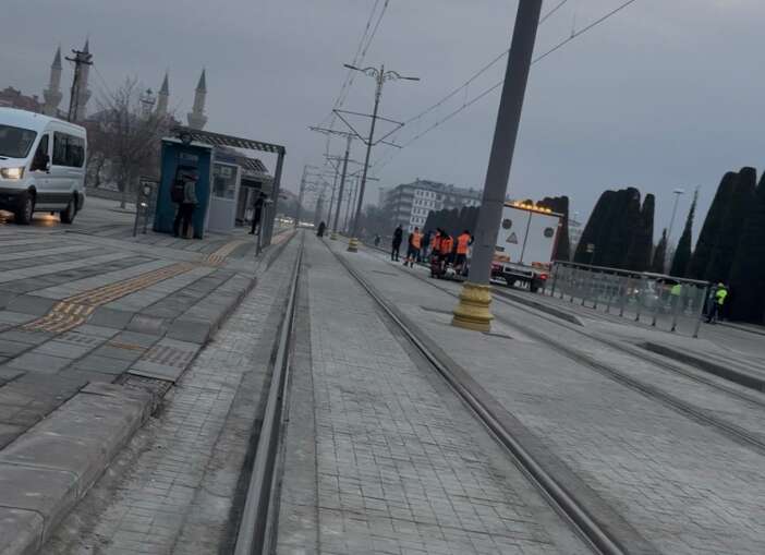 konyada-kontrolden-cikan-otomobil-bariyerlere-carpti