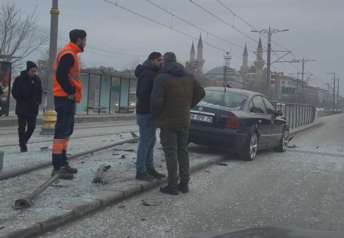 konyada-kontrolden-cikan-otomobil-bariyerlere-carpti