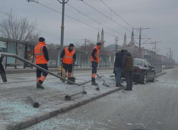 konyada-kontrolden-cikan-otomobil-bariyerlere-carpti