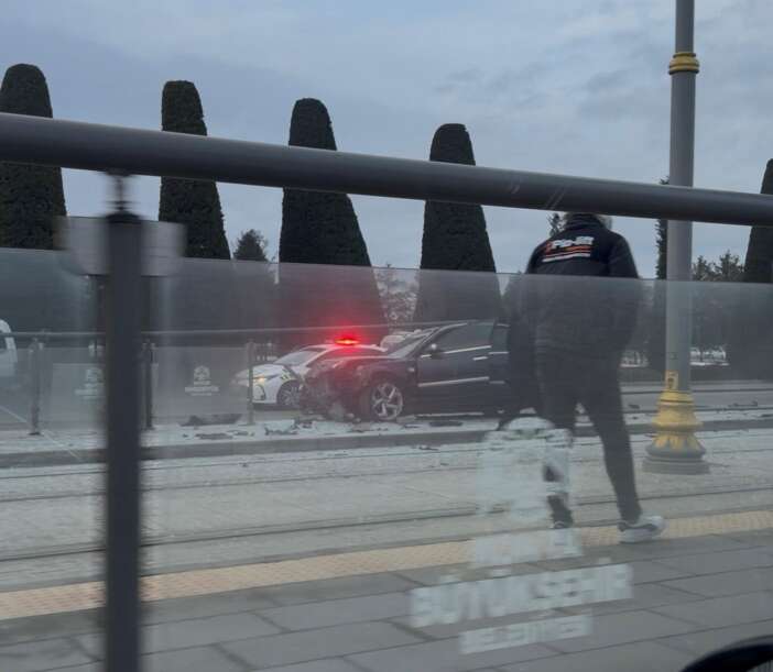 konyada-kontrolden-cikan-otomobil-bariyerlere-carpti