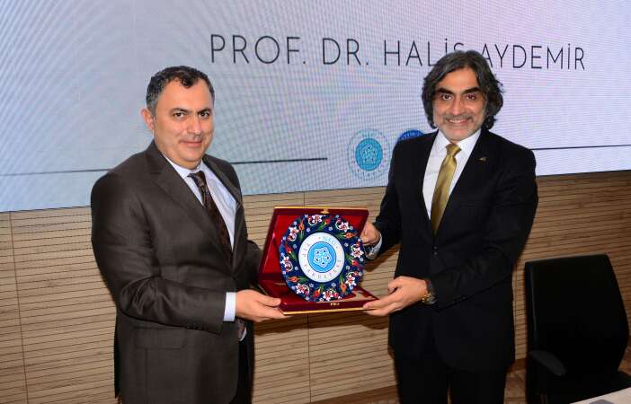 konyada-modern-dunyada-durus-sahibi-olmak-konusuldu