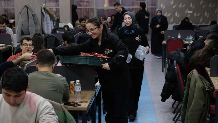 konyadaki-universite-ogrencilerine-final-haftasinda-tatli-destek