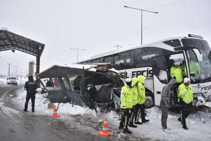 yolcu-otobusu-polis-noktasina-carpti-4-polis-yarali