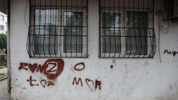 illallah-eden-mahalleli-careyi-buldu-yaziyi-goren-yine-bakiyor