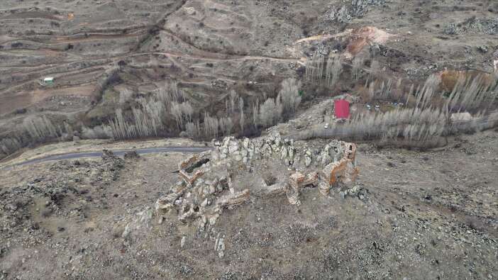 kaya-uzerine-kurulu-1000-yillik-murtaza-kalesi-zamana-meydan-okuyor